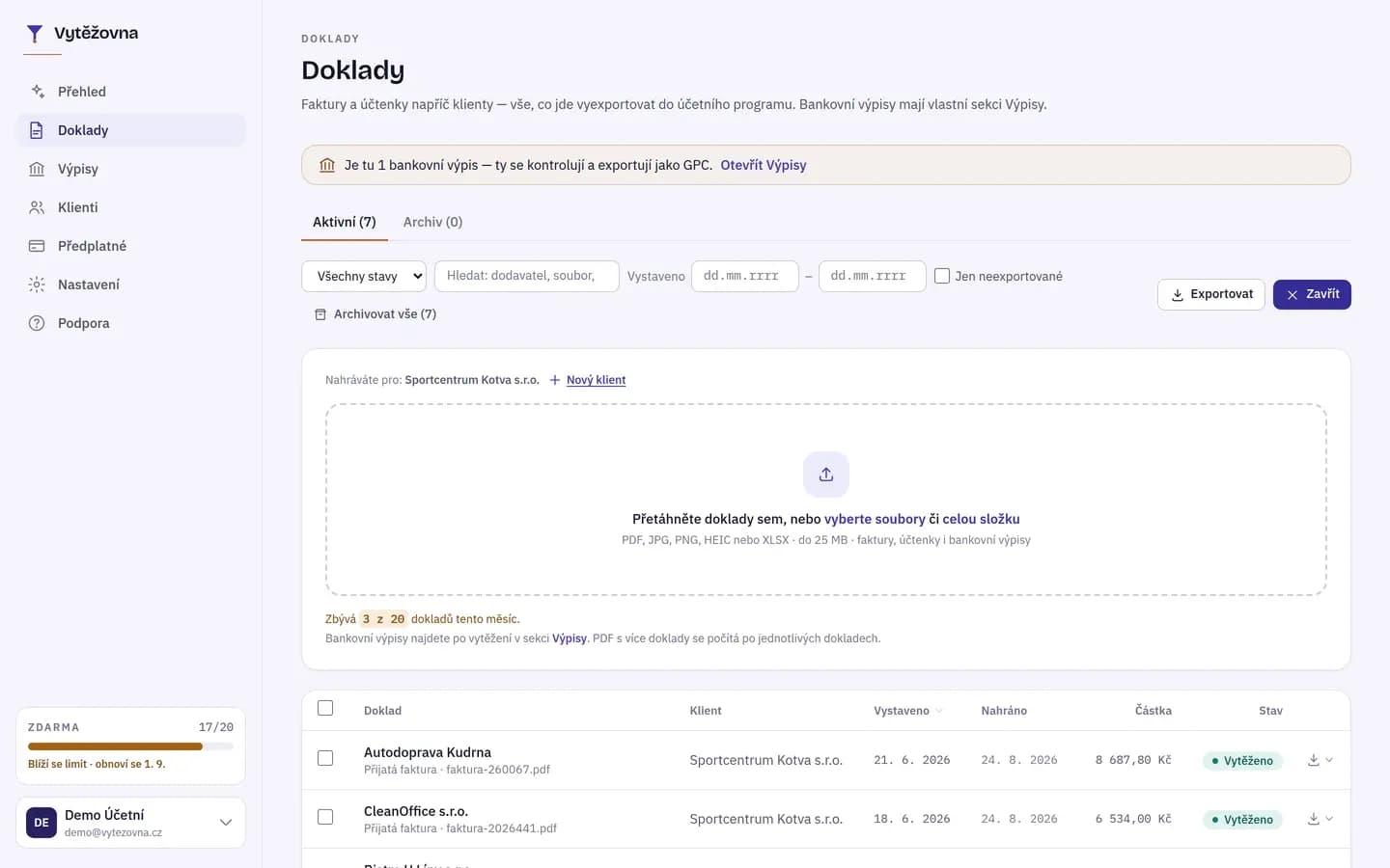 Nahrávání dokladů: plocha pro přetažení souborů, podporované formáty PDF, JPG, PNG, HEIC a XLSX, a zbývající počet dokladů v tarifu.