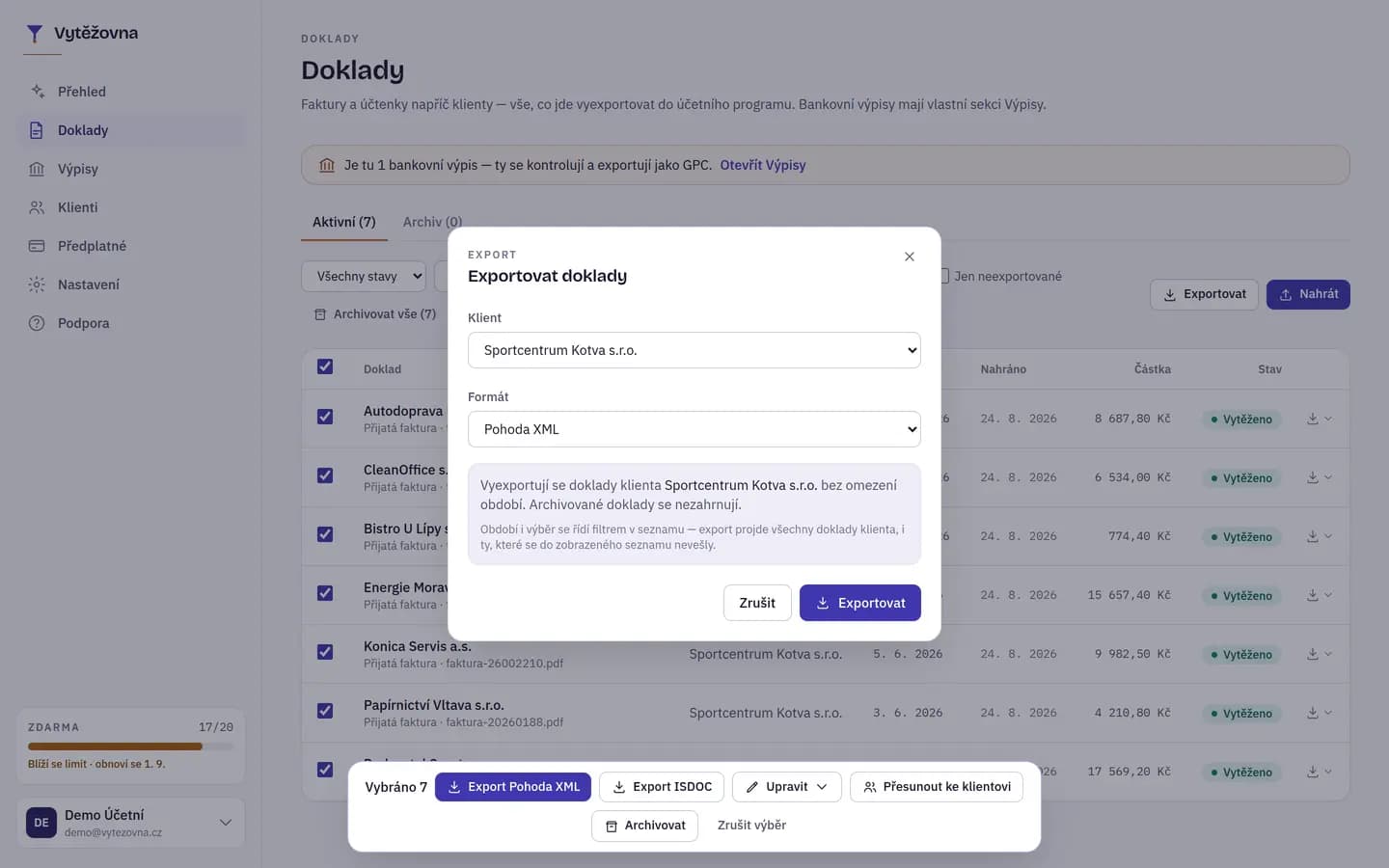 Exportní dialog: výběr klienta, formát Pohoda XML a souhrn, které doklady klienta se vyexportují. Pod ním seznam dokladů s hromadnými akcemi Export Pohoda XML, Export ISDOC a Přesunout ke klientovi.
